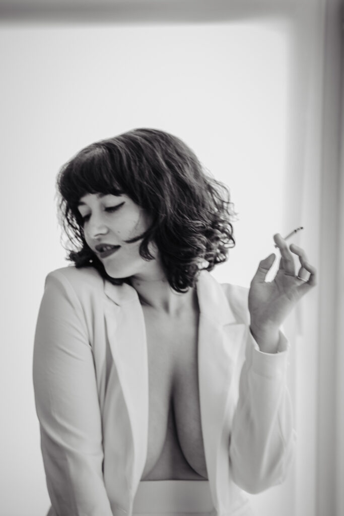 Soule Business Photo einer entspannten Frau im Blazer, während sie Zigarette raucht und von Seelenfotografin fotografiert wird.