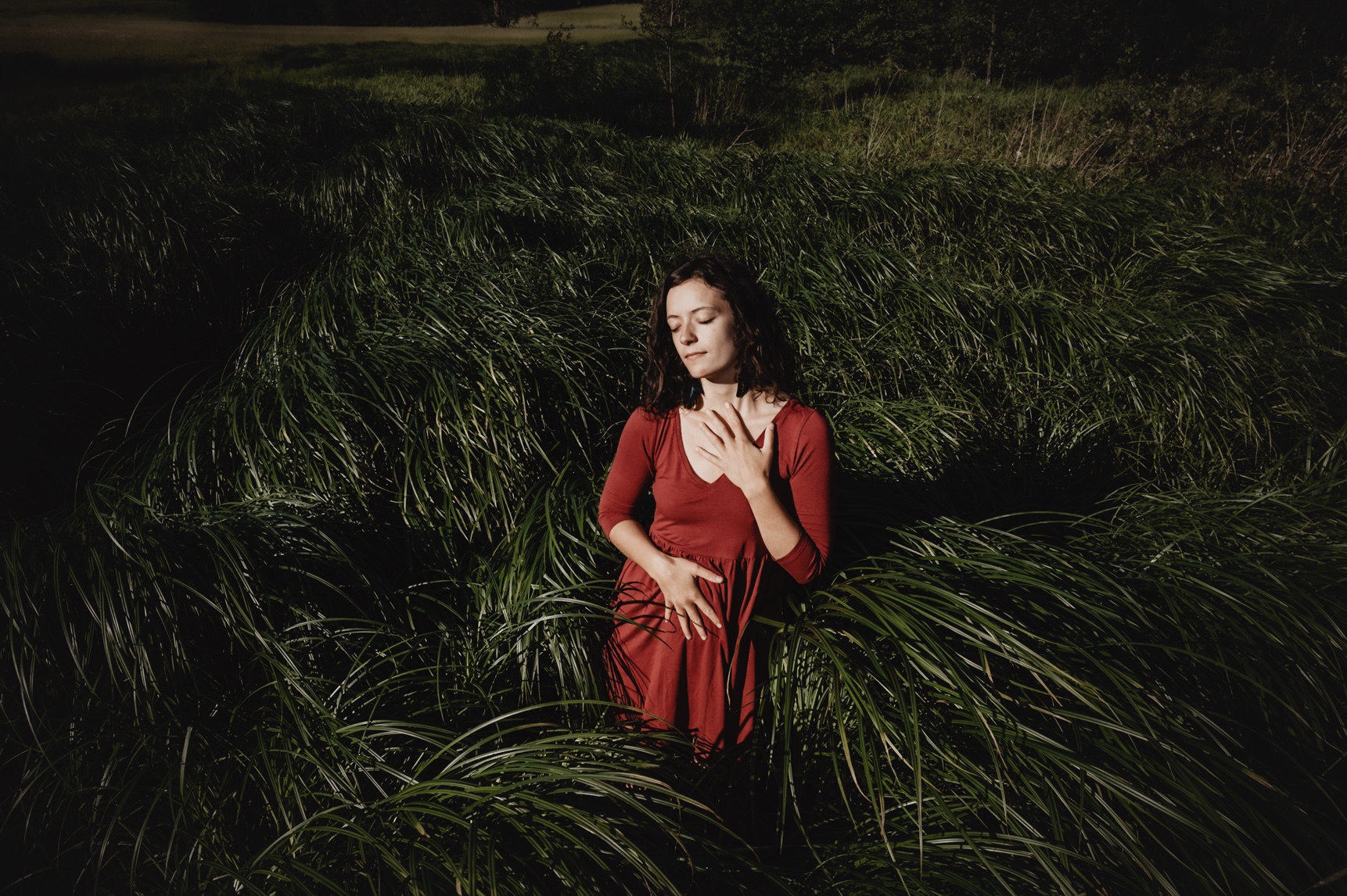 Sinnliches Business-Shooting, in dem eine Frau in rotem Kleid sich langsam und weiblich bewegt.